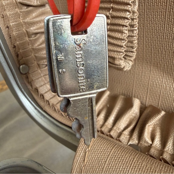 Vintage Samsonite Silhouette Train Case Cream Color w/Keys (8.5"H x 14.5"L x7"W) - Picture 7 of 15